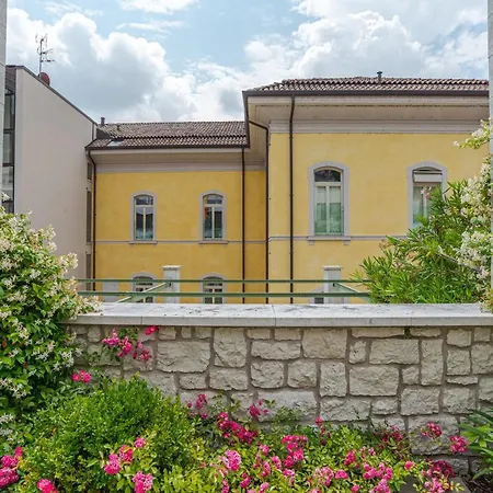 Elegant And Modern Top With Shared Pool Salò