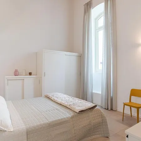 Elegant And Modern Top With Shared Pool Lejlighed Salò