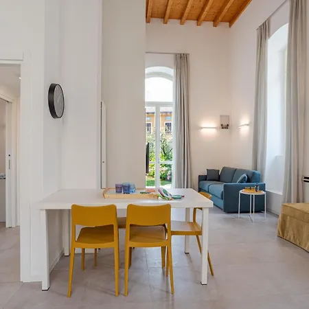 Lejlighed Elegant And Modern Top With Shared Pool Salò