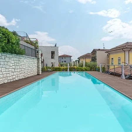 Lejlighed Elegant And Modern Top With Shared Pool Salò